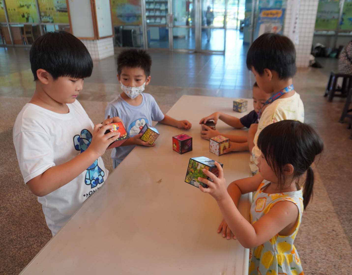 社教館邀阿達實驗室指導逾百名親子 實作照鏡子猜猜猜等三科學實驗遊戲