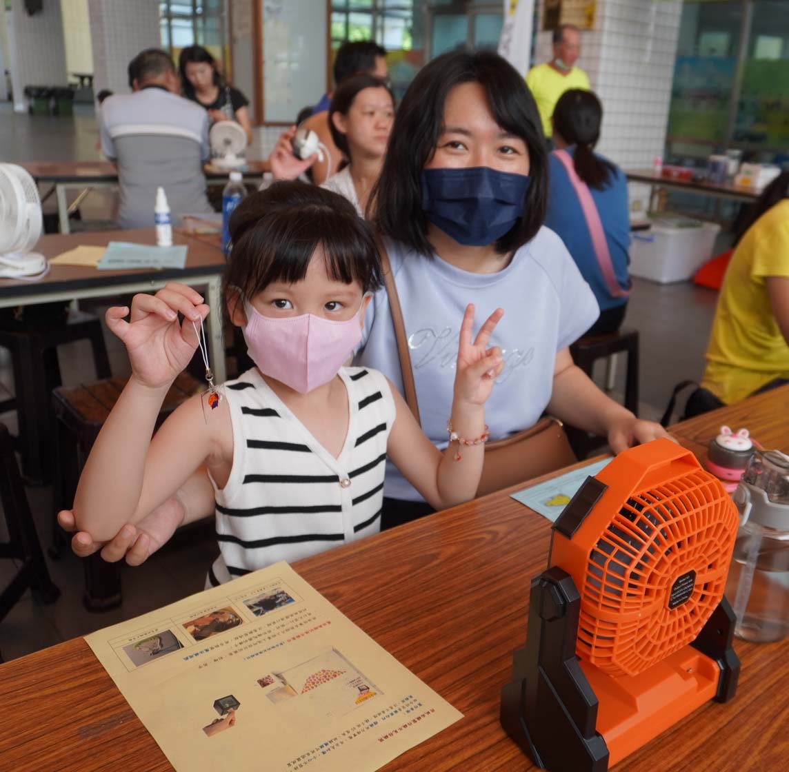 社教館邀阿達實驗室指導逾百名親子 實作照鏡子猜猜猜等三科學實驗遊戲