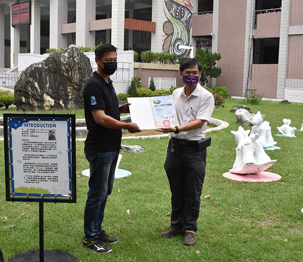 藝術家蔡坤霖30組搖擺馬終站巡迴右昌國中 預祝國中教育會考領先群雄