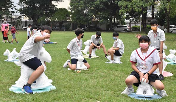 藝術家蔡坤霖30組搖擺馬終站巡迴右昌國中 預祝國中教育會考領先群雄
