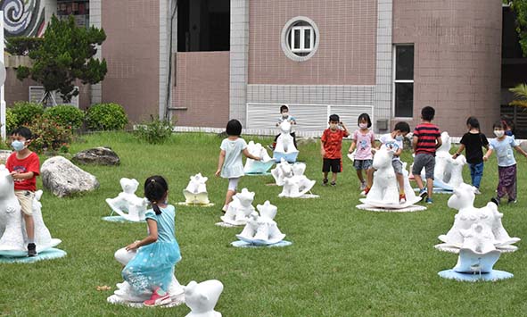 藝術家蔡坤霖30組搖擺馬終站巡迴右昌國中 預祝國中教育會考領先群雄