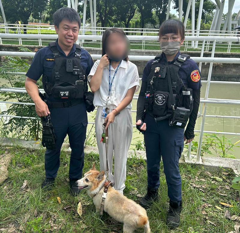 高市左營區女子寵物狗不慎落水 左營警會同路人營救脫困