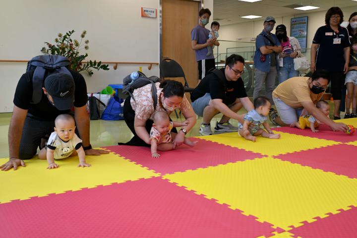 高醫岡山醫院首辦寶寶爬行賽24名新生兒回娘家 30名新手父母參與嬰兒照護課程
