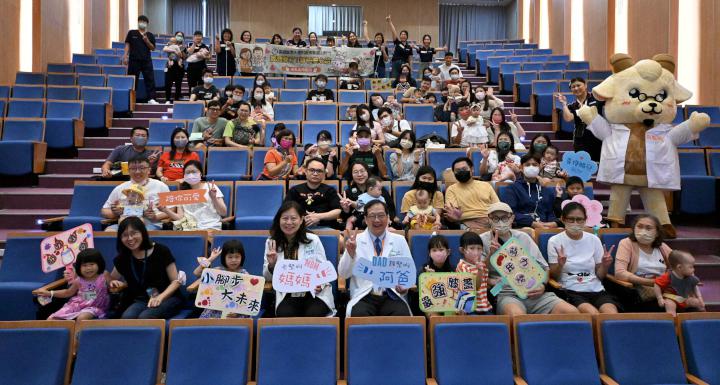 高醫岡山醫院首辦寶寶爬行賽24名新生兒回娘家 30名新手父母參與嬰兒照護課程