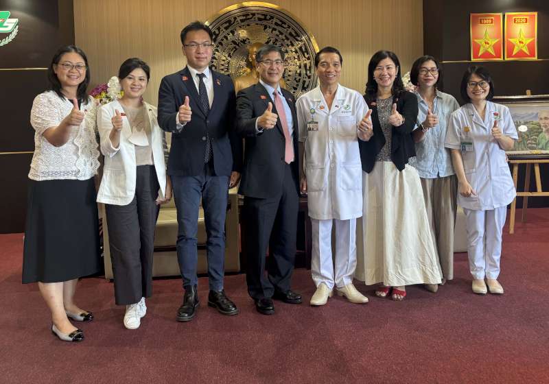 高市小港醫院領先全台受邀越南175軍醫院50週年慶典 呼應高醫醫療滿足需求理念