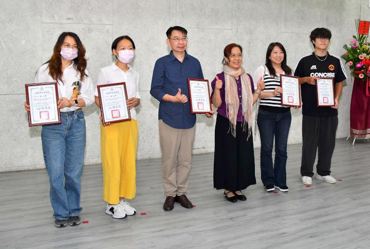 文化局攜手岡大會第18屆阿公店溪文學獎頒獎 作品集上架高市圖分館