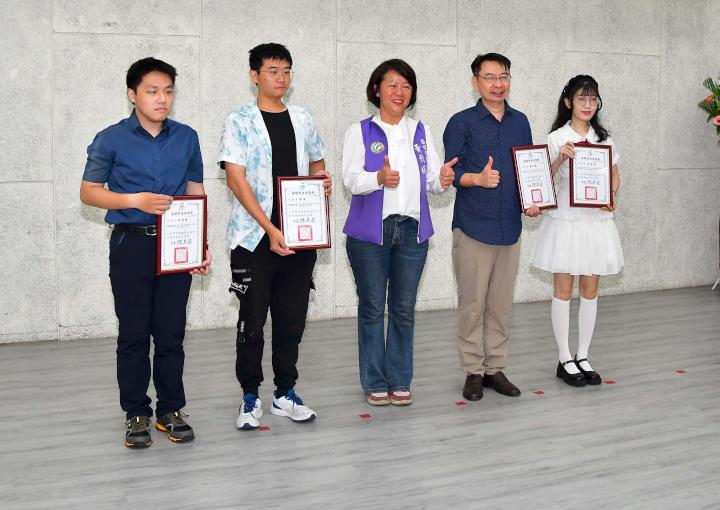 文化局攜手岡大會第18屆阿公店溪文學獎頒獎 作品集上架高市圖分館