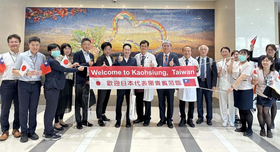 小港醫院2025高齡照護永續國際研討會 授證越南175軍醫院學員獲贈舌壓檢測器