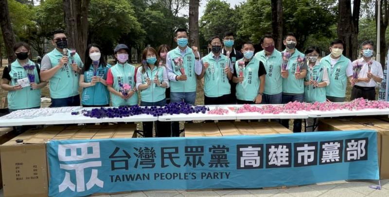 民眾黨高市黨部領軍議員里長參選人 勞工公園致贈婆媽康乃馨提前賀母親節