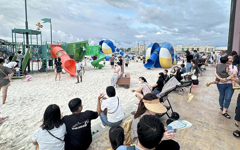 高市蚵子寮海洋漁業親子館開幕 25家特色品牌參展港邊市集近2300人同樂