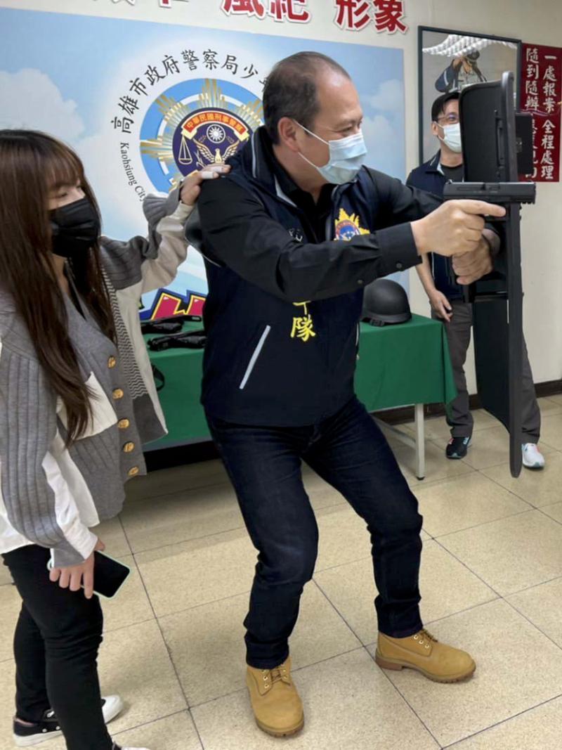 高市警局少年隊安排高中生參訪隊部與主官對話 了解兒少保護勤務體驗警用裝備