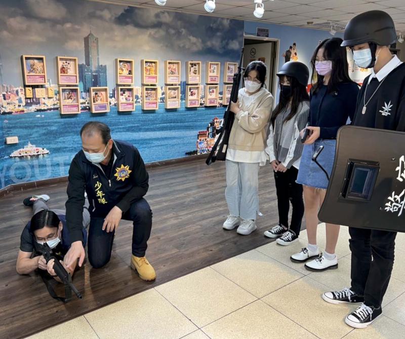 高市警局少年隊安排高中生參訪隊部與主官對話 了解兒少保護勤務體驗警用裝備