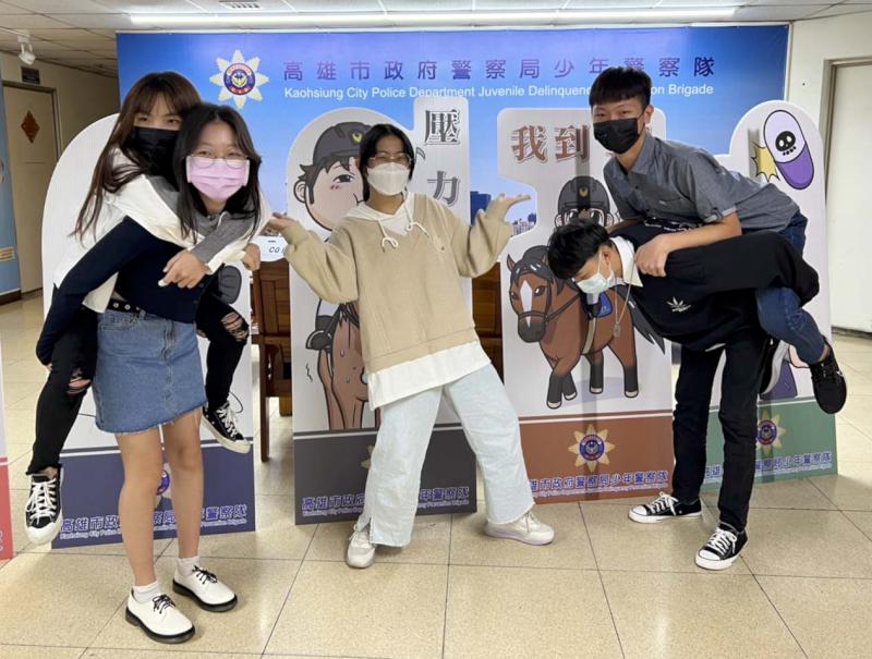 高市警局少年隊安排高中生參訪隊部與主官對話 了解兒少保護勤務體驗警用裝備