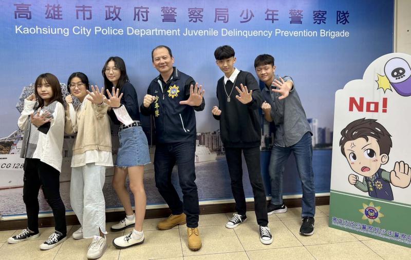 高市警局少年隊安排高中生參訪隊部與主官對話 了解兒少保護勤務體驗警用裝備