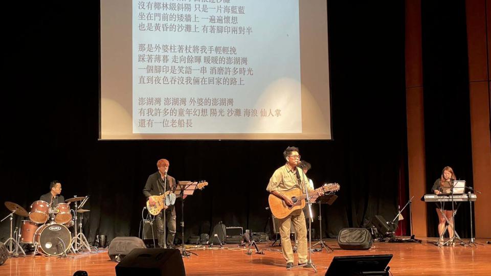 正修科大校友總會民歌演唱會重溫20首經典老歌 總會長蘇泰平領軍合唱畫完滿句點