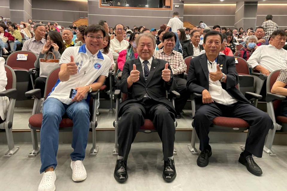 正修科大校友總會民歌演唱會重溫20首經典老歌 總會長蘇泰平領軍合唱畫完滿句點