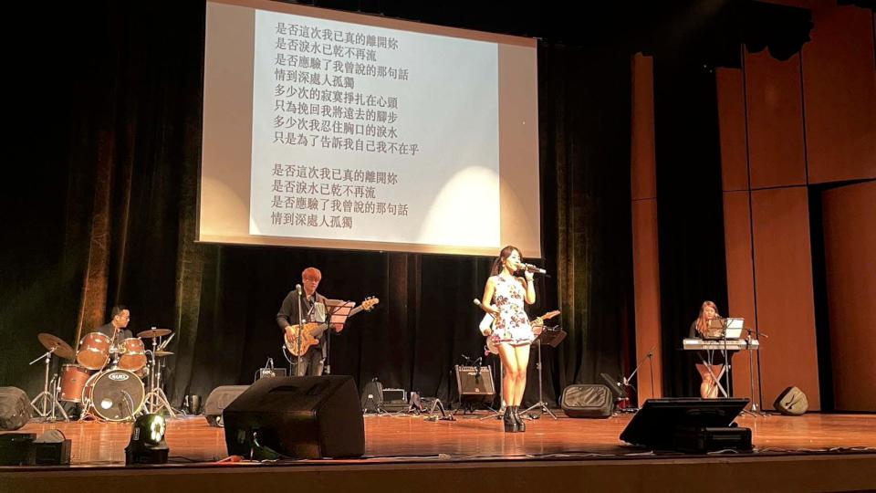 正修科大校友總會民歌演唱會重溫20首經典老歌 總會長蘇泰平領軍合唱畫完滿句點