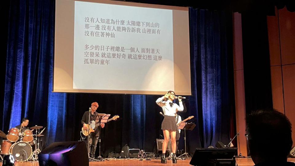 正修科大校友總會民歌演唱會重溫20首經典老歌 總會長蘇泰平領軍合唱畫完滿句點