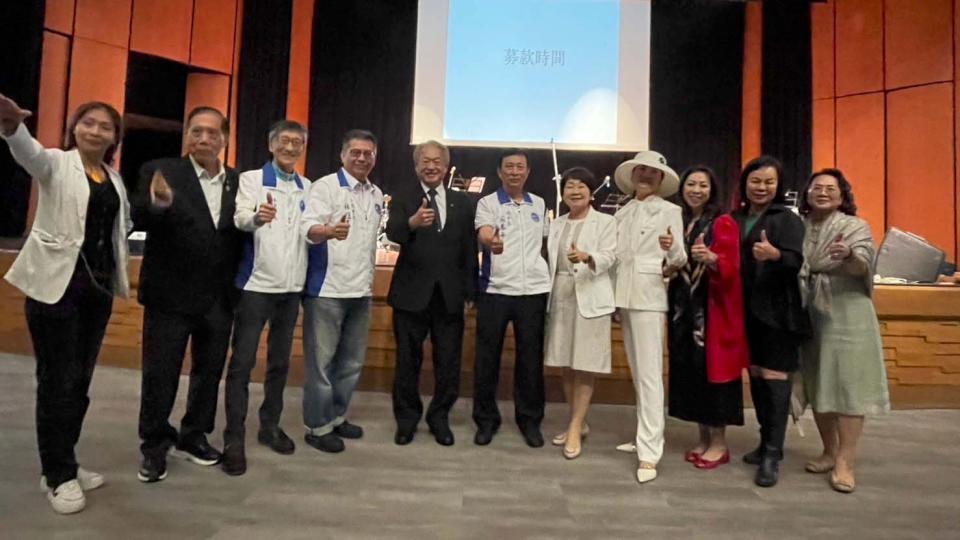 正修科大校友總會民歌演唱會重溫20首經典老歌 總會長蘇泰平領軍合唱畫完滿句點