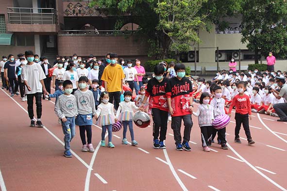 中山工商歡慶改制47週年 35對多胞胎師生進場格外吸睛