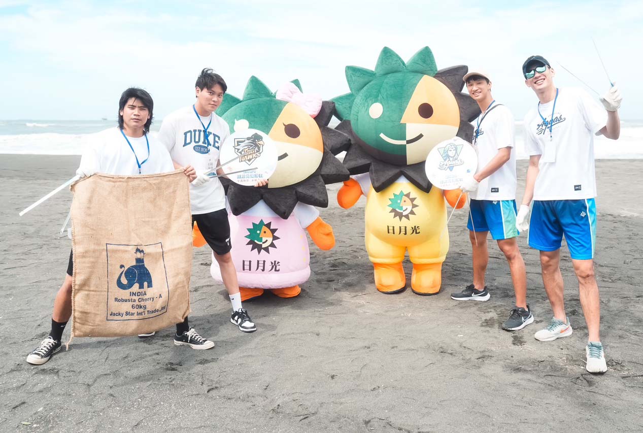 日月光投控攜手半導體高雄廠等單位前進旗津海灘等7地淨灘 響應聯合國世界海洋日