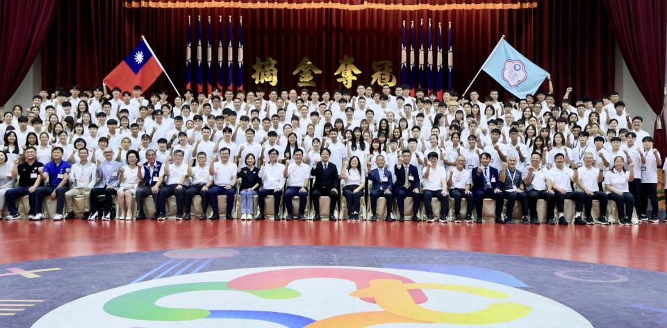 陳其邁陪同賴清德授旗德國萊茵魯爾世大運代表團 贈加菜金祝福為國爭光