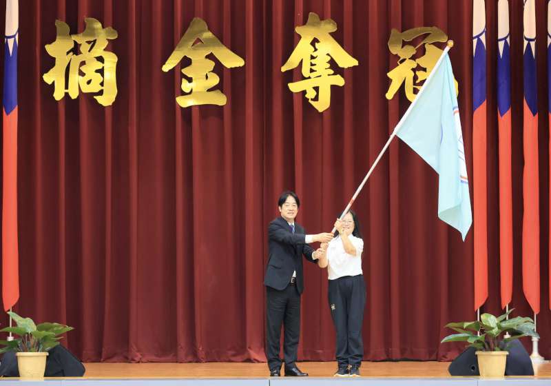 陳其邁陪同賴清德授旗德國萊茵魯爾世大運代表團 贈加菜金祝福為國爭光