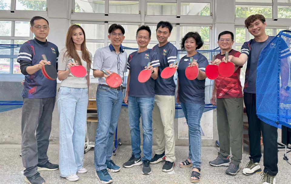 中山國小桌球隊捐校慶義賣所得 連結2個人購器材贈美濃中壇國小