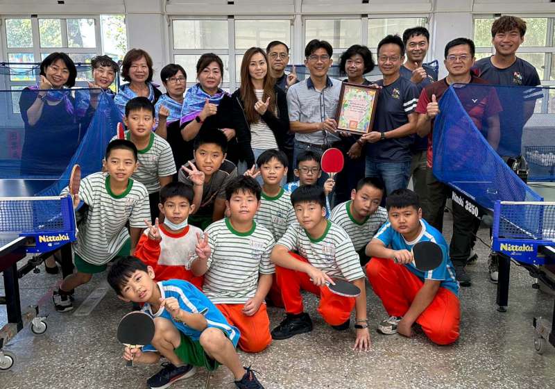 中山國小桌球隊捐校慶義賣所得 連結2個人購器材贈美濃中壇國小
