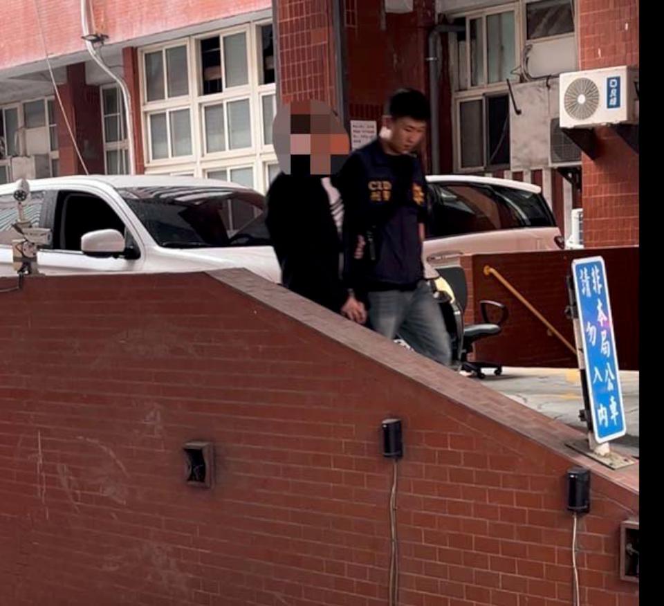 高市鳳山區情侶檔涉分裝喪屍菸彈兜售 市刑大等5單位住處逮人扣證物送辦