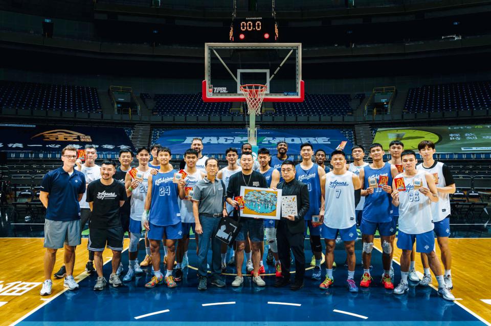 中華職籃全家海神隊球季末2場例行賽開打 文化局探班贈林園鳳芸宮海巡媽壓轎金