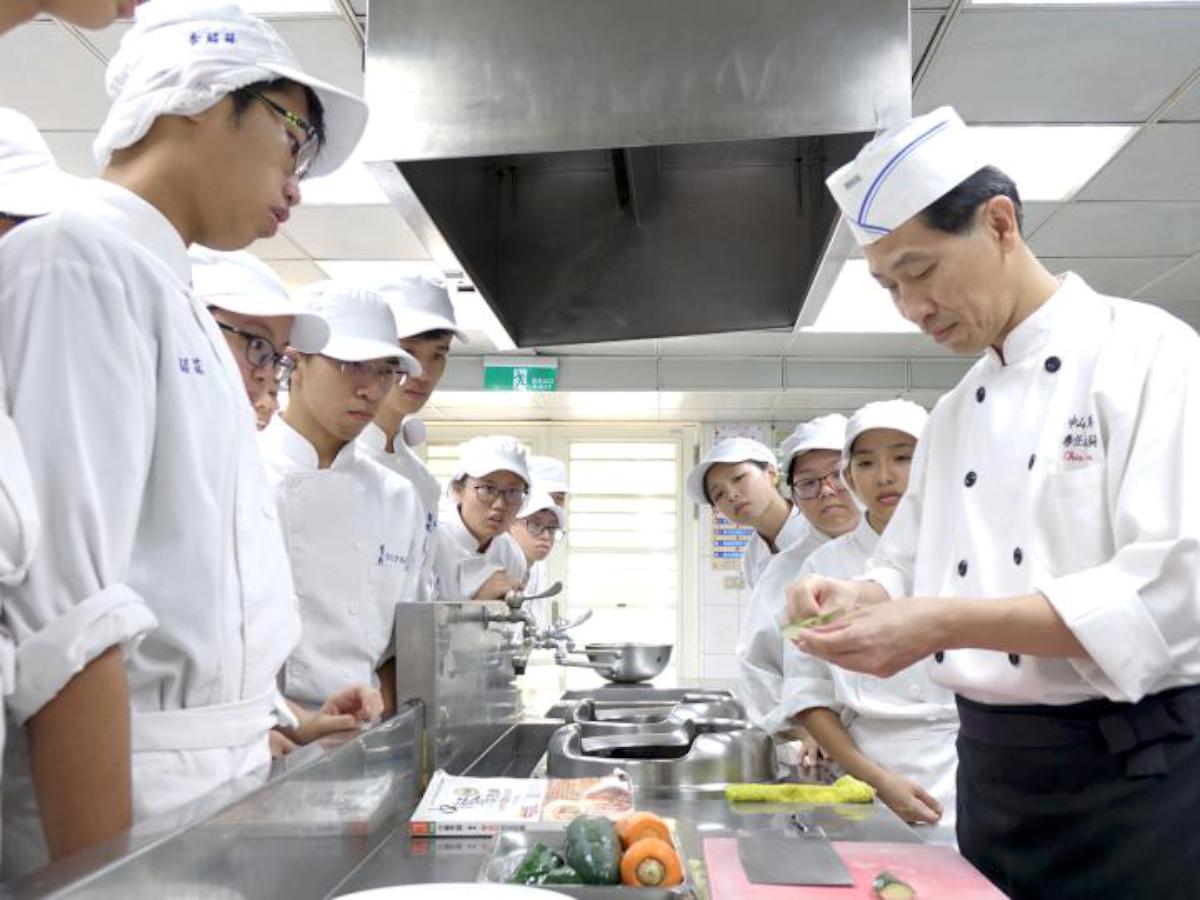 高市中山工商餐飲科施萬家駒榮膺杏壇芬芳獎 6月14日接受教育部國教署表揚