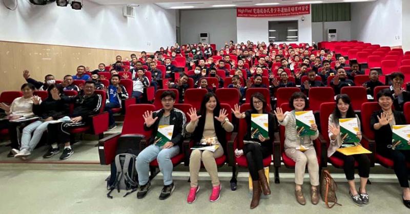 高雄大學攜手高市教育局合辦研習營 邀3國中棒球隊說英語探索體驗學習