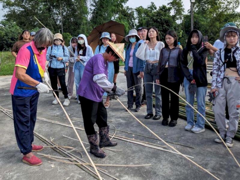 高師大科環所攜手燕巢田寮社區、小農合開惡地社會學 邀百名學生體驗竹筏技藝