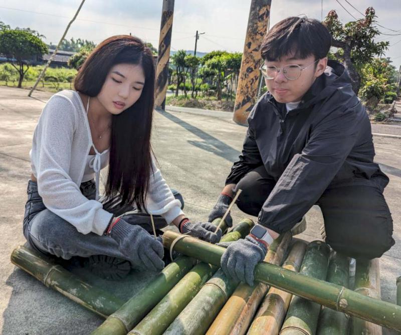 高師大科環所攜手燕巢田寮社區、小農合開惡地社會學 邀百名學生體驗竹筏技藝