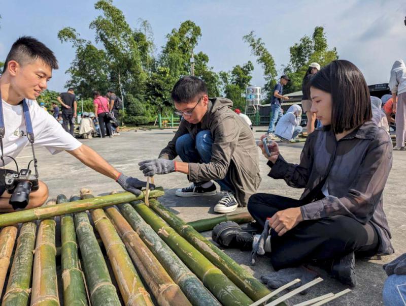 高師大科環所攜手燕巢田寮社區、小農合開惡地社會學 邀百名學生體驗竹筏技藝