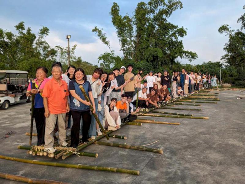 高師大科環所攜手燕巢田寮社區、小農合開惡地社會學 邀百名學生體驗竹筏技藝