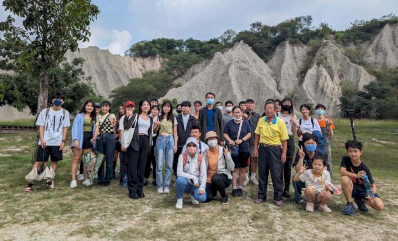 高師大科環所攜手燕巢田寮社區、小農合開惡地社會學 邀百名學生體驗竹筏技藝