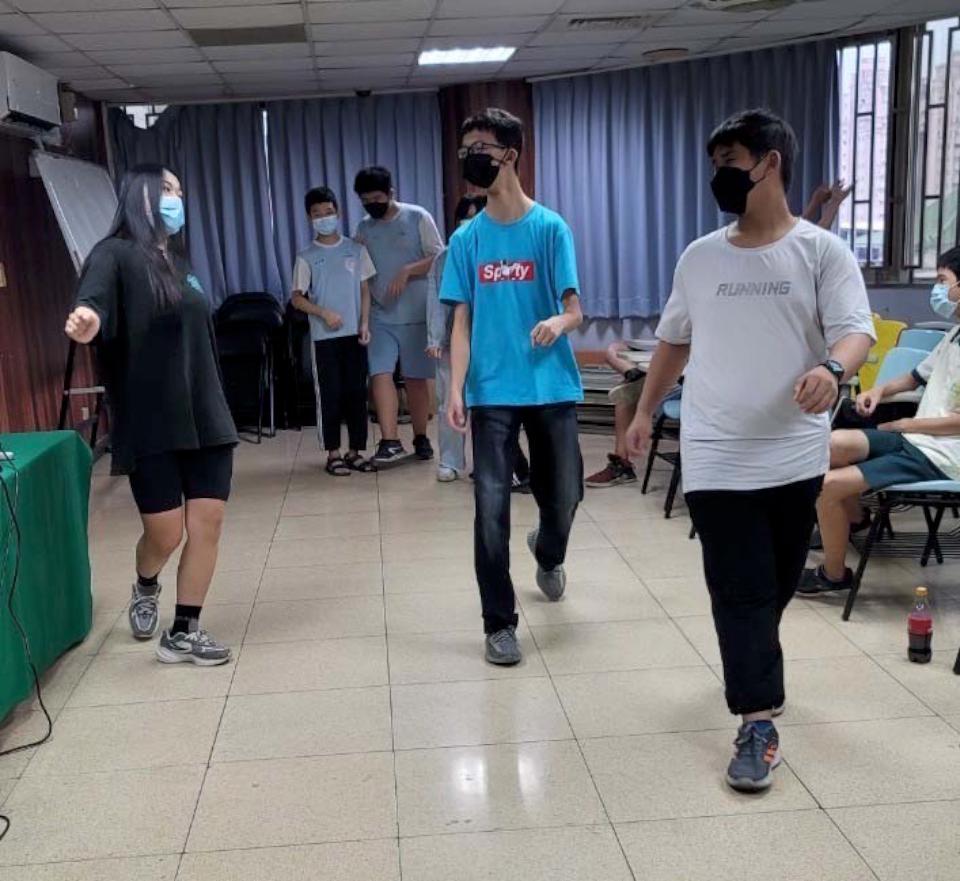 高市警局少年隊攜手少輔會合辦暑期點燈技藝班 助國二中輟生練琴獲加分順利畢業
