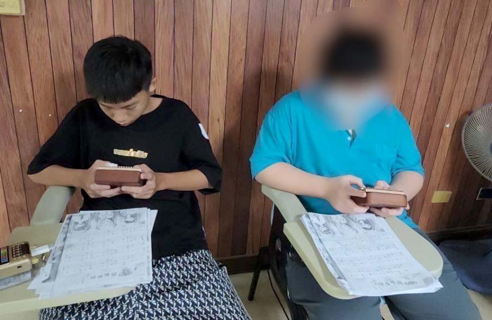 高市警局少年隊攜手少輔會合辦暑期點燈技藝班 助國二中輟生練琴獲加分順利畢業