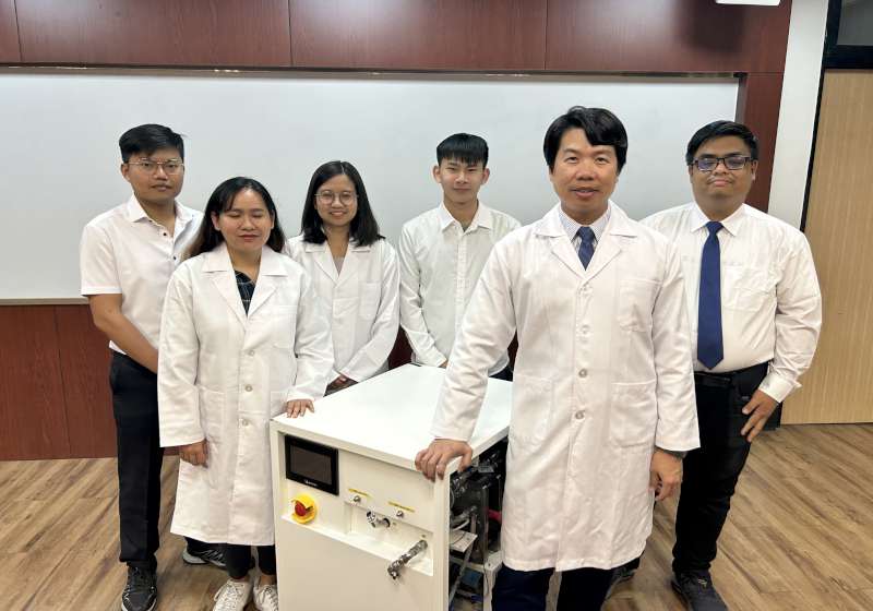 中山大學化學系師陳軍互團隊開發鹼性電解海水製氫原型機 獲多獎肯定