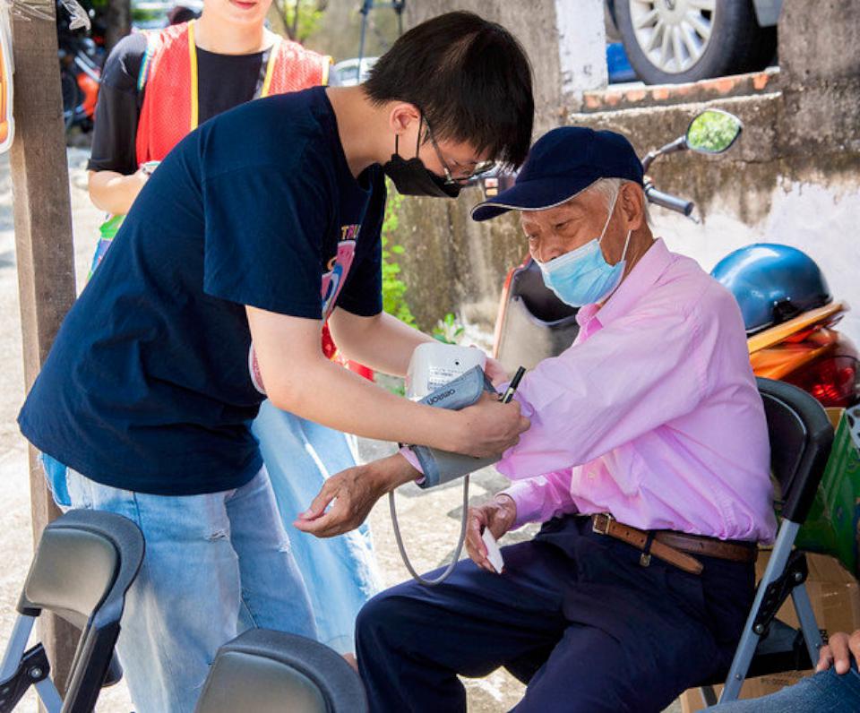 正修科大學輔中心圓夢社服計畫113年培訓5弱勢生 前進鳥松、旗津區辦呷百二餐會