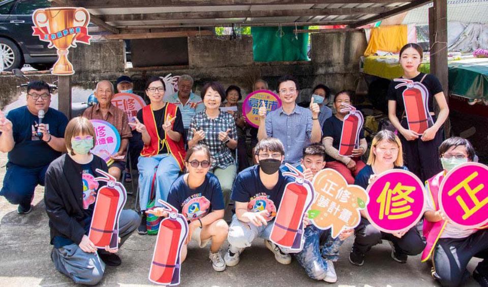 正修科大學輔中心圓夢社服計畫113年培訓5弱勢生 前進鳥松、旗津區辦呷百二餐會