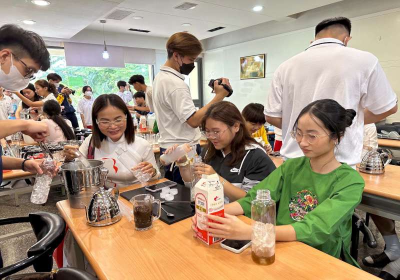 越南河內光與國際中學等三校參訪中山工商簽約合作 體驗餐飲管理、美容科特色課程