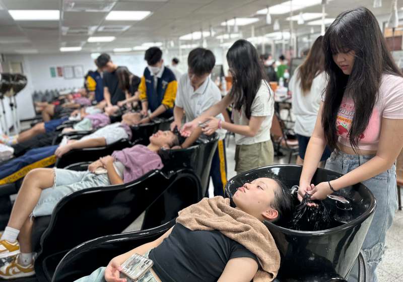 越南河內光與國際中學等三校參訪中山工商簽約合作 體驗餐飲管理、美容科特色課程