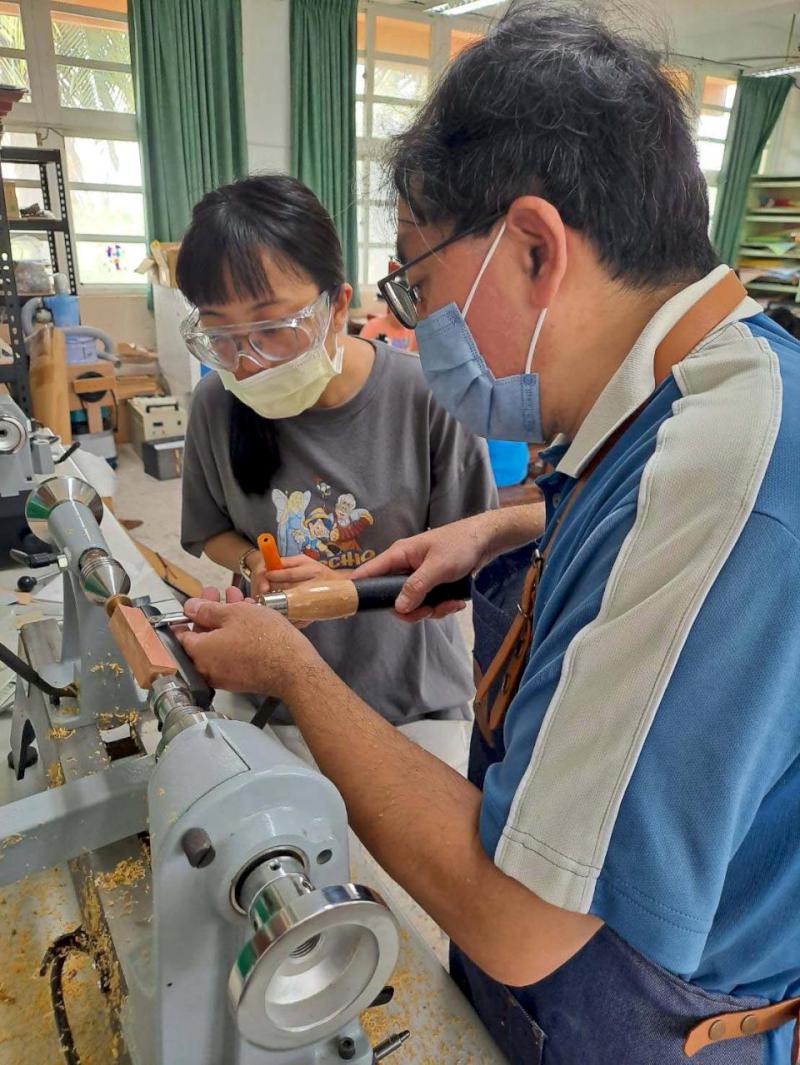 月美國小師生手作木工筆 校樹枝條變身書寫工具慶教師節