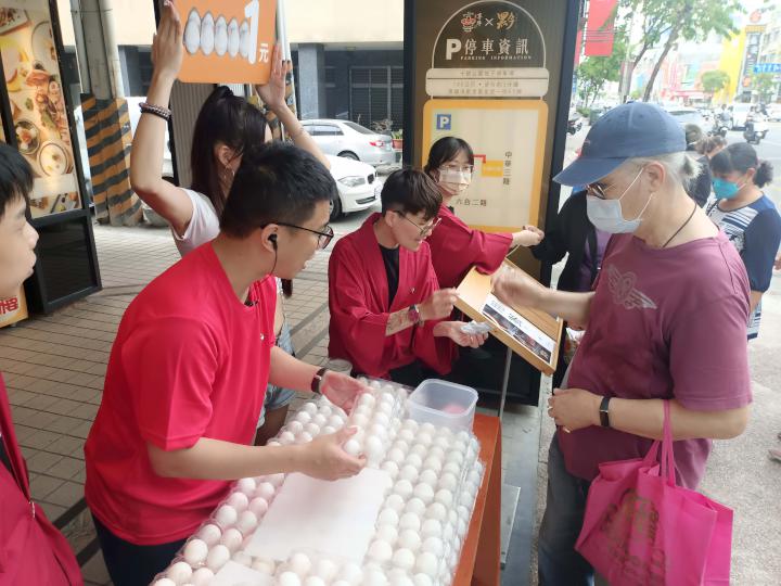 鍋物店母親節美食公益市集 所得捐贈浪浪社團、前金區公所