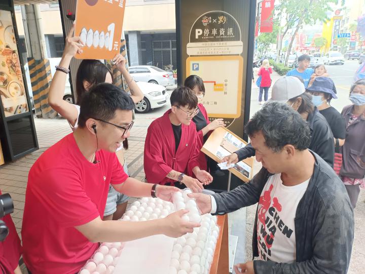 鍋物店母親節美食公益市集 所得捐贈浪浪社團、前金區公所