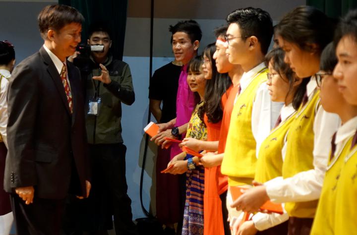 中山工商僑生祭祖及春聯聯歡活動 僑委會副委員長高建智贈紅包賀年