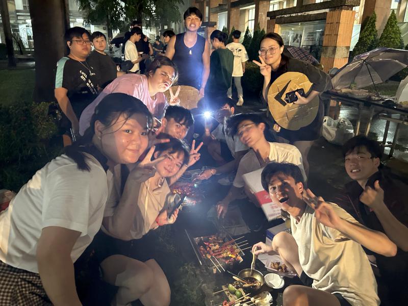 三信家商僑生專班中秋聯歡活動 師生烤肉歌舞彈唱穿插驚喜摸彩